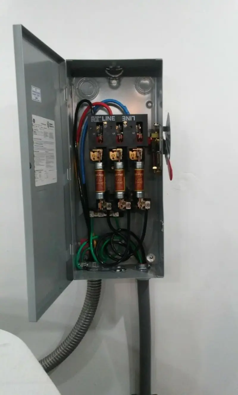 Three-phase disconnect switch installed for Smoke Detector Installation in Southaven